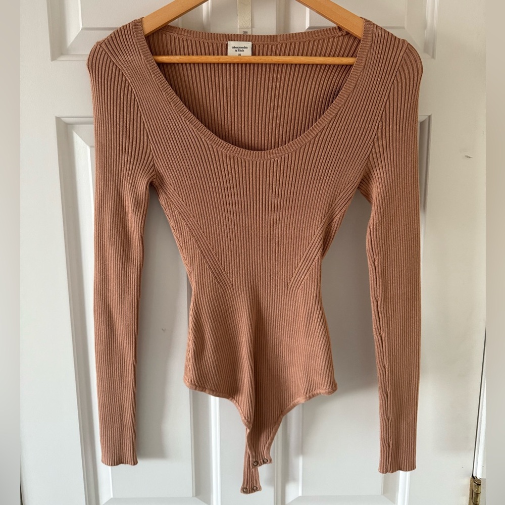 Abercrombie & Fitch Tan Ribbed Long-Sleeve Bodysuit - Like New!
Size:XS